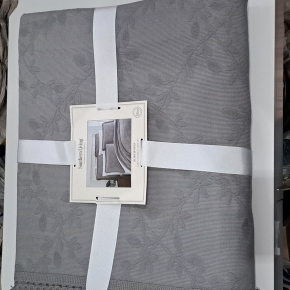 Southern Living Rosewood Matelasse Fringed Coverlet Mini Set - Picture 2 of 6